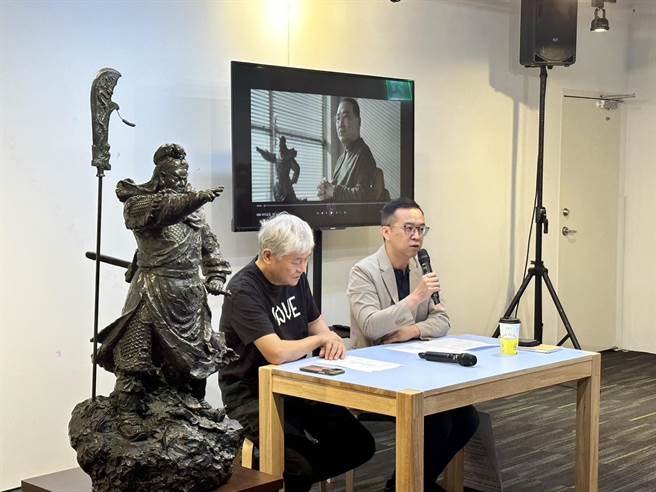 侯辦文宣召集人陳國君（左）與侯辦發言人黃子哲（右）。（周毓翔攝）