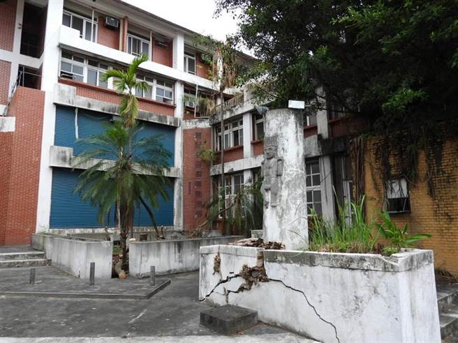 花莲县原住民会馆伫立在花莲市中心40年，14年前当地社团撤出后閒置迄今，成名符其实的蚊子馆。（本报资料照片）