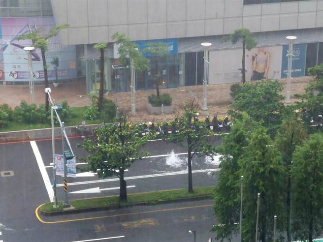 高雄市7日上午大雨不断，在左营区汉神巨蛋百货旁边的马路上竟出现涌泉！（民眾提供／杨舒婷高雄传真）