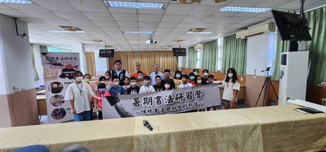 中国时报与书法家张炳煌教授、新北市议员蔡健棠共同举办「书法研习营」，今(7)日早上在中港国小举行开幕仪式。(黄敬文摄)