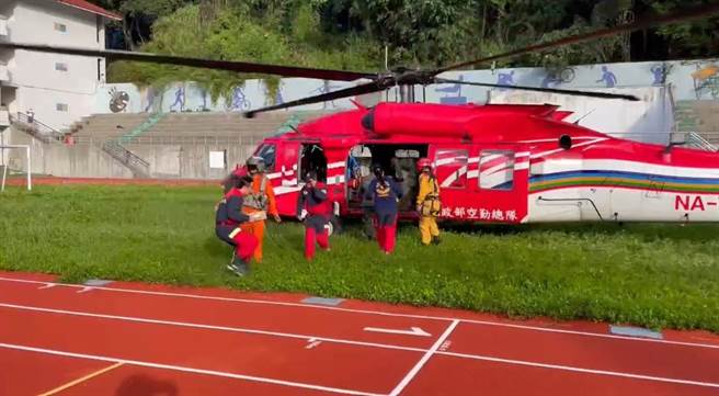 空勤总队黑鹰直升机装载500公斤物资至精英村，再吊挂1名孕妇后送医院。（消防署提供）