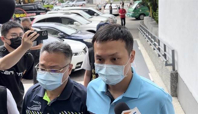 台中地院审理5亿高中生案，7日首度开庭准备程序庭，图为被告夏男（右）。（本报资料照片）