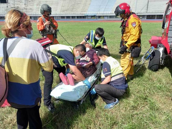 空勤总队黑鹰直升机载送90岁女性老妇，后送医院就医。（消防署提供）