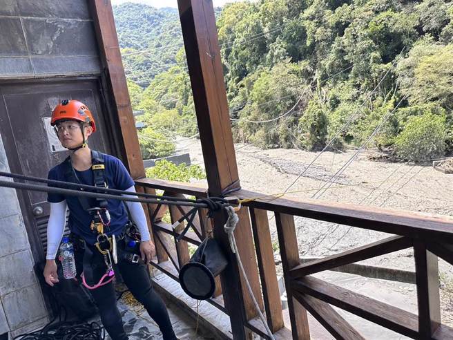 救难人员现于仁爱乡名卢饭店后方架设横渡绳索，搭设完成可运送物资及民眾往返。（消防署提供）