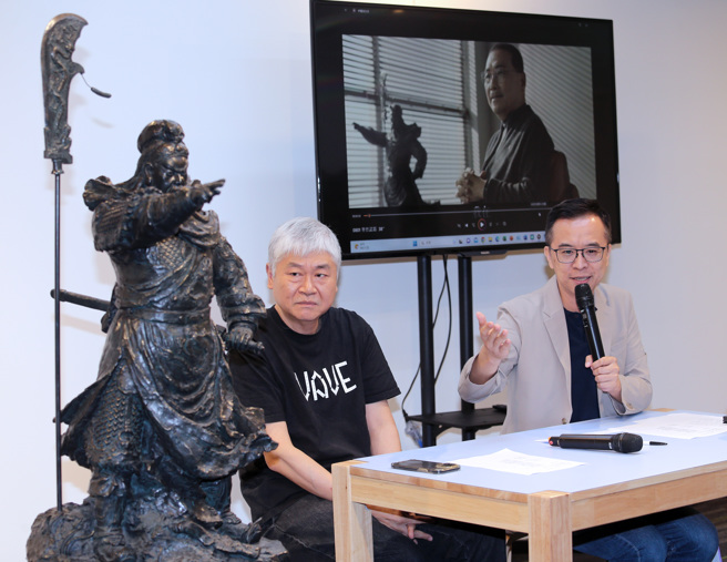 侯友宜競選辦公室發言人黃子哲（右）、文宣組召集人陳國君（左）7日召開記者會，發布兩部關於侯友宜與關公淵源的宣傳影片。（黃世麒攝）