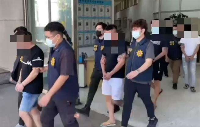 刑事局南部打击犯罪中心破获李姓男子为首的暴力讨债集团，该帮眾以高雄市凤山区某透天厝为据点，从事违法放贷，收取高额利息。（刑事局南部打击犯罪中心提供／袁庭尧高雄传真）