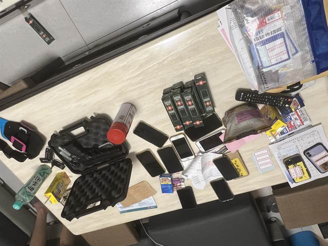 日前专案小组向高雄地检署及高雄地院声请拘票及搜索票，在高雄市凤山区、左营区等地同步拘提郭男等6人，查扣相关证物。（刑事局南部打击犯罪中心提供／袁庭尧高雄传真）