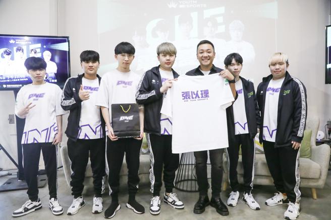 「ONE Team」代表赠送队服给青年局局长张以理。（图片来源：高雄市青年局提供）