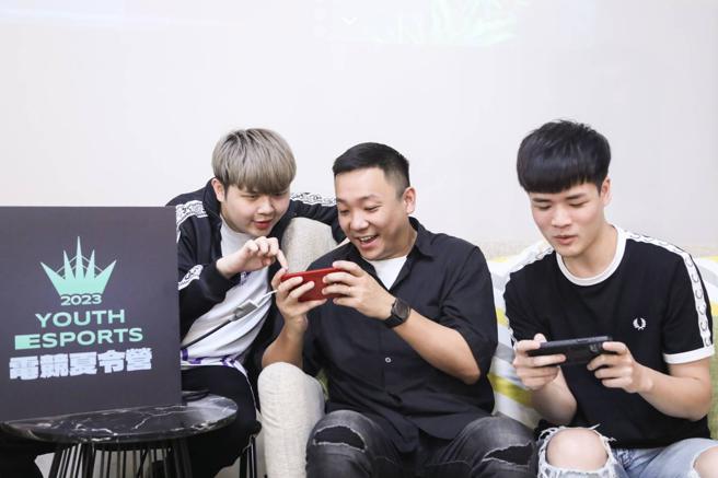 青年局局长张以理与嘉宾进行传说对决表演赛。（图片来源：高雄市青年局提供）