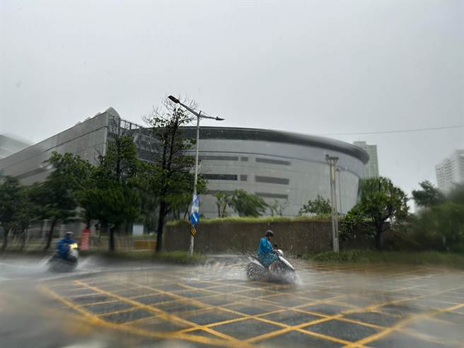 高雄市7日上午下起大雷雨，不只多處道路出現積水，更有人孔蓋噴出「湧泉」，而雷聲不斷也嚇壞不少民眾。（楊舒婷攝）