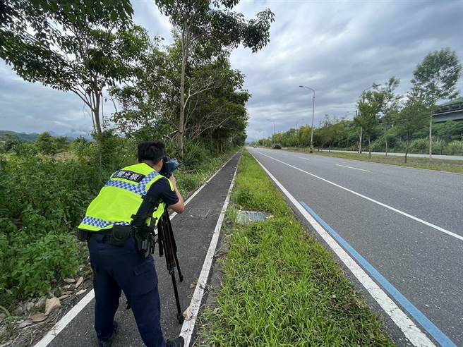 花莲县警局凤林分局8月起，在辖内省道台9线及台11线共10处易肇事路段，架设移动式测速照相，不定时取缔超速违规。（凤林警分局提供／罗亦晽花莲传真）