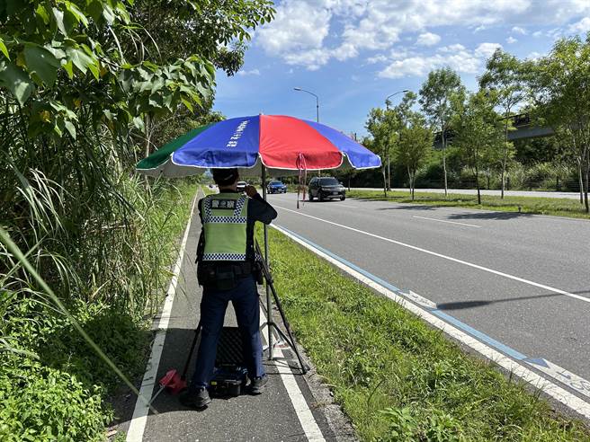 花莲县警局凤林分局8月起，在辖内省道台9线及台11线共10处易肇事路段，架设移动式测速照相，不定时取缔超速违规。（凤林警分局提供／罗亦晽花莲传真）