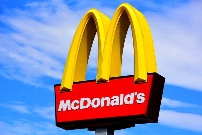 90岁熊本县阿嬷本田民子是日本麦当劳最高龄的女员工。（示意图／shutterstock）