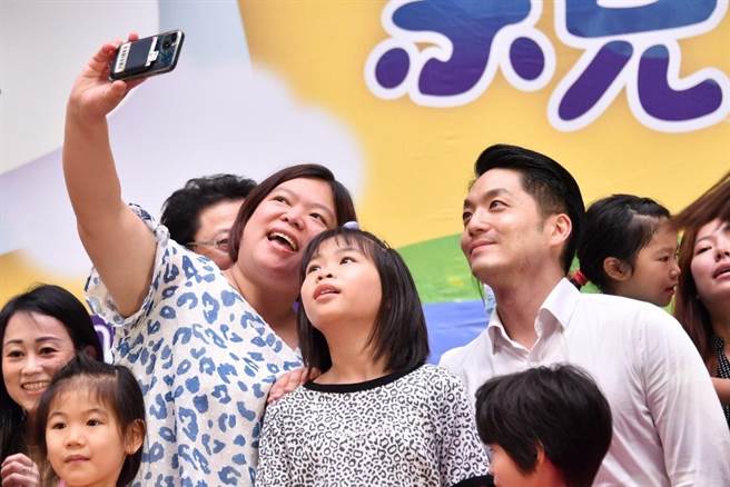 台北市長蔣萬安7日參與市府親子日活動，並於會前接受媒體訪問。（台北市政府提供／丁上程台北傳真）