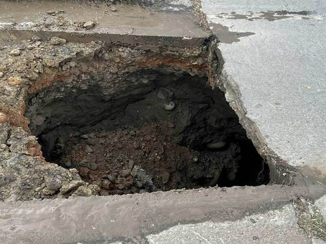 彰化縣線西鄉塭仔漁港地面現天坑！有民眾到訪漁港發現路面有一個長50公分、寬30公分，深度目測達160公分深的大洞。(翻攝賴清美臉書／吳建輝彰化傳真)