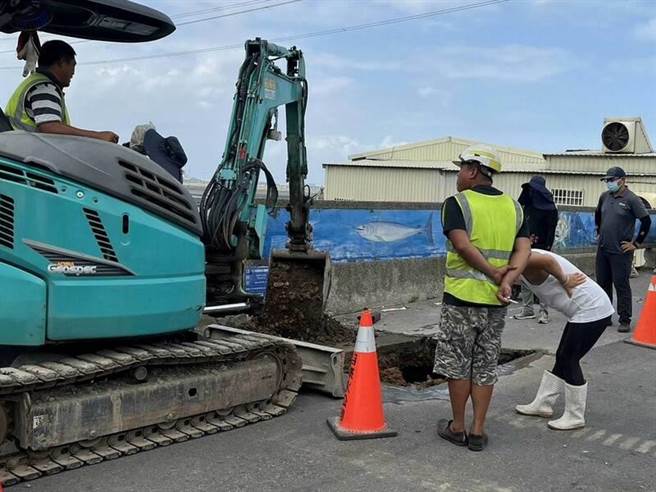 自來水公司第11區管理處與彰化縣政府接獲通報到場處裡，台水出動挖土機在破洞處開挖，發現地下掏空更嚴重，就連埋藏在地底的自來水管線疑似被土方壓壞破裂。(翻攝賴清美臉書／吳建輝彰化傳真)