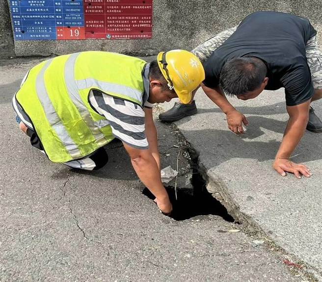 議員賴清美通知縣府、台水等相關單位到場處理，經開挖還發現有水管遭壓壞破裂，找出附近停水原因，經搶修已恢復回填。(翻攝賴清美臉書／吳建輝彰化傳真)