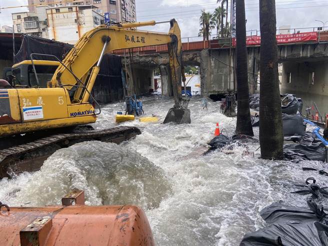 今天上午10点多，台南市区下起局部大雨造成林森路地下道淹水。（读者提供／洪荣志台南传真）