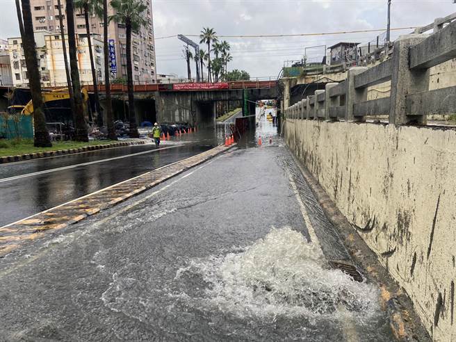 今天上午10点多，台南市区下起局部大雨造成林森路地下道淹水。（读者提供／洪荣志台南传真）