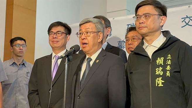 国民党总统参选人侯友宜更批评举债会「债留曾孙」。对此，行政院长陈建仁（中）今（7）日在高雄受访时回击，「装睡的人永远叫不醒」。（柯宗纬摄）