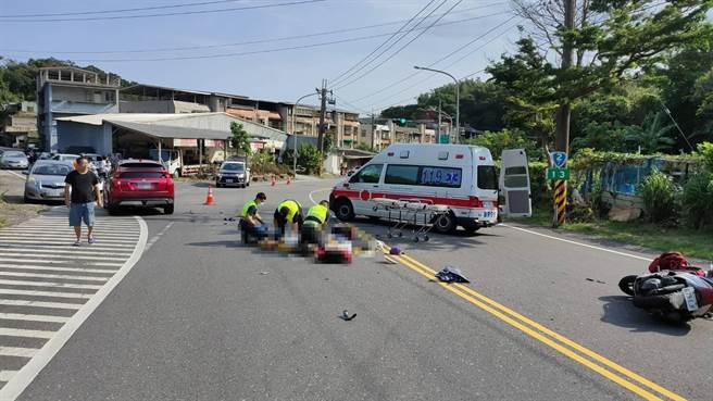 ▲瑞芳区瑞滨路一带7日上午发生一起死亡车祸，龙男骑乘的机车直接撞上要转弯的蔡男小客车，龙男当场喷飞，严重出血抢救不治，同行乘客林女则大腿骨折，保住一命。（新北市警察局提供／徐佑升新北传真）