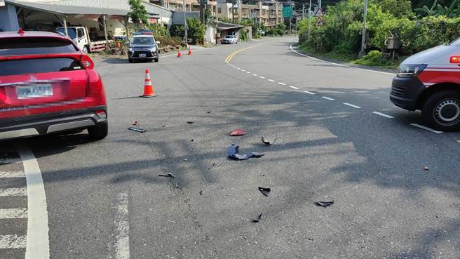 ▲现场机车零件散落一地，可见当时的撞击力道。（新北市警察局提供／徐佑升新北传真）