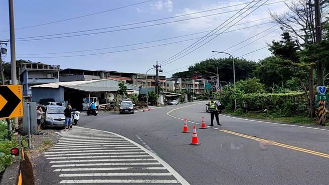 ▲警方于现场交管，避免二次事故。（新北市警察局提供／徐佑升新北传真）
