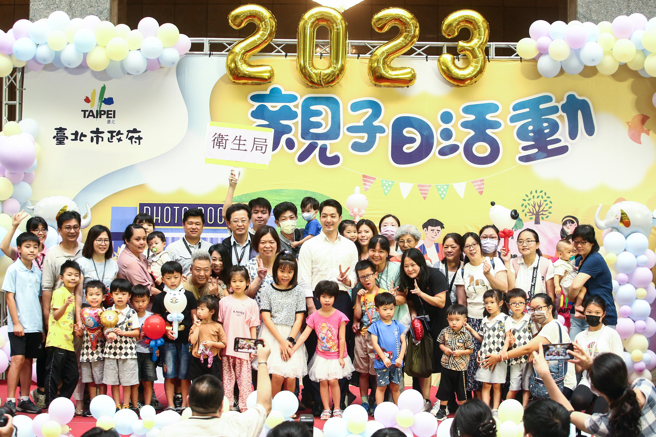 台北市長蔣萬安（中）7日參與112年度台北市政府員工親子日，希望藉此活動能讓同仁子女暨親屬對市府工作環境更加了解，體諒父母工作辛苦並予以支持，期盼透過遊戲互動促進員工家庭和諧，凝聚家庭親子間關係。（鄧博仁攝）