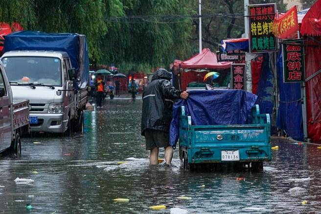 黑龙江哈尔滨市区道路因持续降雨，导致部分路段积水。（摘自中新社）