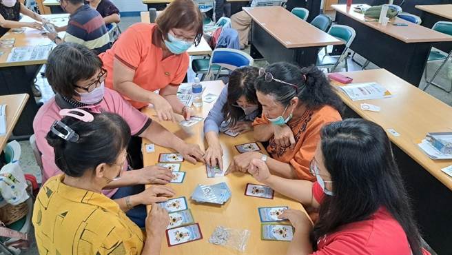 高雄区监理所指出，已在高雄、屏东、澎湖、台东等高中职以上学校、社区乐龄中心及医疗院所推广，盼提升青年、高龄者的道交安全意识。（高雄区监理所提供／崔正纲高雄传真）