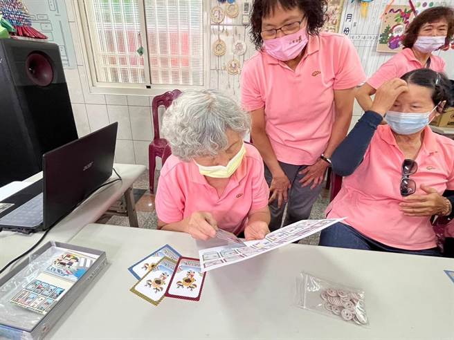 高雄区监理所指出，已在高雄、屏东、澎湖、台东等高中职以上学校、社区乐龄中心及医疗院所推广，盼提升青年、高龄者的道交安全意识。（高雄区监理所提供／崔正纲高雄传真）