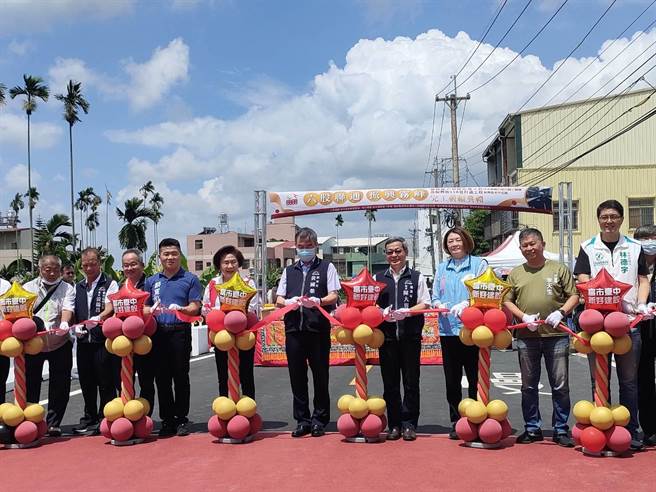 台中市霧峰區六股路拓寬與振興街118巷打通工程7日舉辦通車典禮，副市長黃國榮（右五）、建設局長陳大田（右四）與前立委顏寬恒（左四）、多位議員共同剪綵。 （潘虹恩攝）