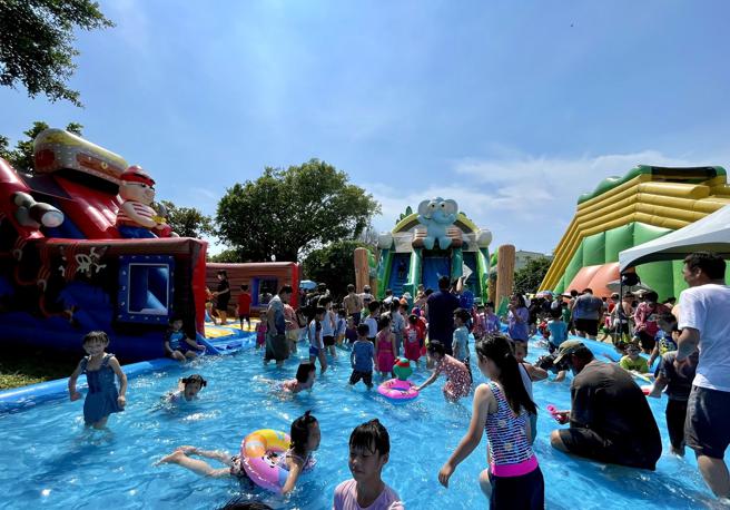 旗津风筝节体验大型气垫水乐园。（图片来源：高雄市观光局提供）