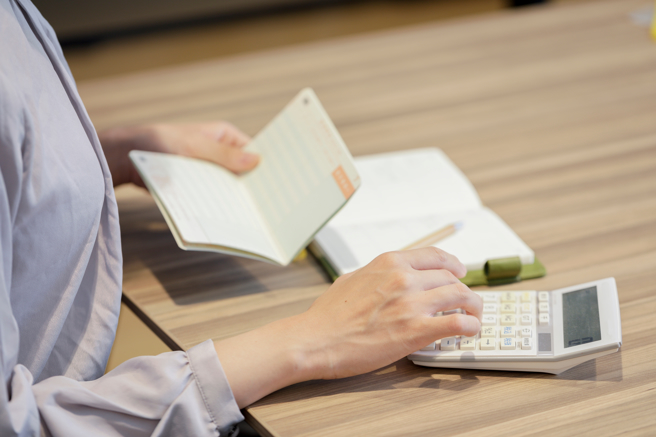 男子月薪6万，但每个月仍入不敷出。（图／示意图，达志影像）