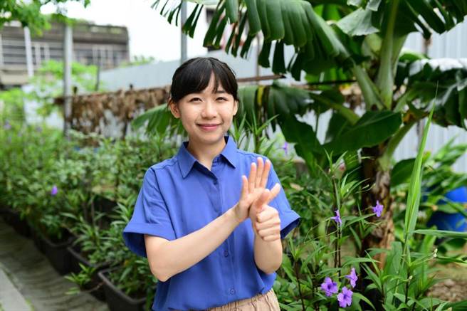 CODA女孩王雯娟，參與市府開辦的手語翻譯員培訓班，成為來自聾人家庭的聽人手語翻譯員。（新竹市政府提供／陳育賢新竹傳真）