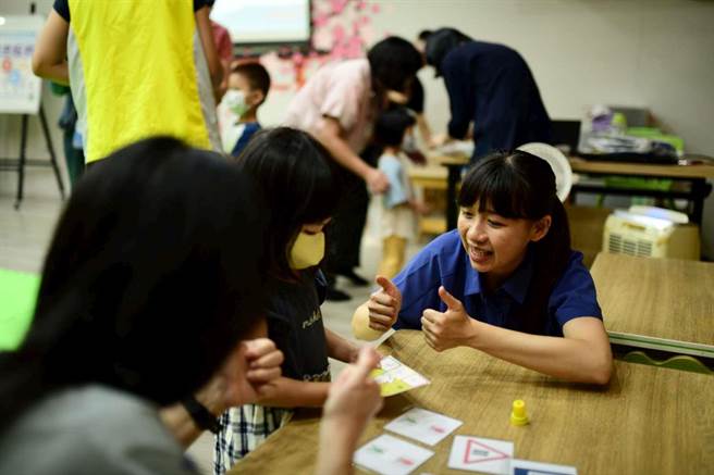 CODA女孩王雯娟（右），參與市府開辦的手語翻譯員培訓班，成為來自聾人家庭的聽人手語翻譯員。（新竹市政府提供／陳育賢新竹傳真）