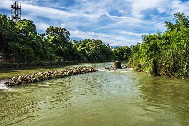 水公司三区处向中央争取前瞻计画14.2亿元经费，在凤山溪增设关西伏流水1.5万吨取水设施及导水管线，让关西净水场日进水量增为3万吨。（罗浚滨摄）