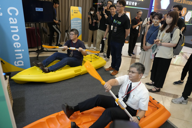 数位发展部次长李怀仁（上）、教育部体育署副署长房瑞文（前）出席2023新现代五项科技运动会启动典礼暨记者会，体验轻艇激流。（数位发展部数位产业署提供）