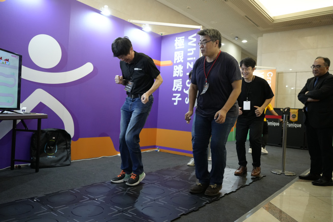 数位发展部次长李怀仁（前右）体验极限跳房子。（数位发展部数位产业署提供）