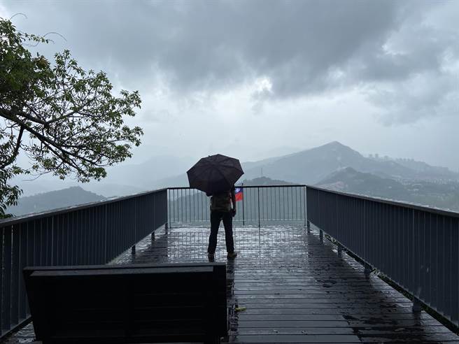 新北市观旅局争取中央预算，整修改善狮头山步道凌乱凉亭设施、优化观景平台设施。（新北市观旅局提供）