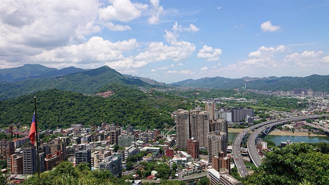 观景平台视野辽阔，可俯瞰新店市区远眺绵延山峰，也可以让碧潭风景区尽收眼底。（新北市观旅局提供）