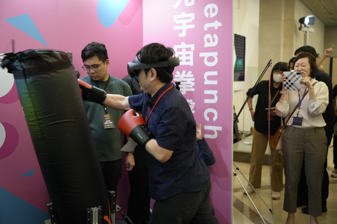 元宇宙拳击可以享受出拳快感。（数位发展部数位产业署提供）