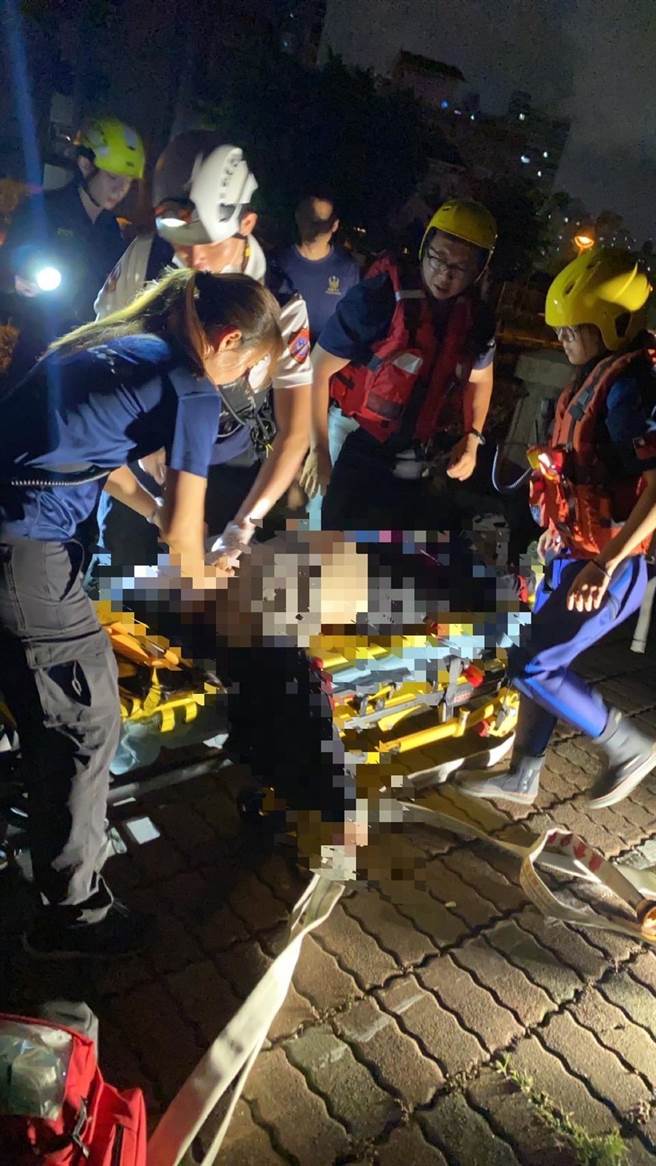 高雄昨日深夜一名刚从文藻外语大学毕业女大生因想考取机车驾照，与友相约练习不慎衝进一旁爱河，最终溺毙身亡。（翻摄照片／崔正纲高雄传真）