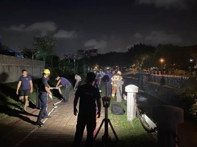 高雄昨日深夜一名刚从文藻外语大学毕业女大生因想考取机车驾照，与友相约练习不慎衝进一旁爱河，最终溺毙身亡。（翻摄照片／崔正纲高雄传真）