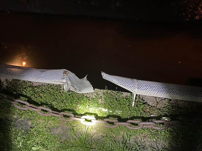 女大生衝破的爱河渠道护栏。（翻摄照片／崔正纲高雄传真）