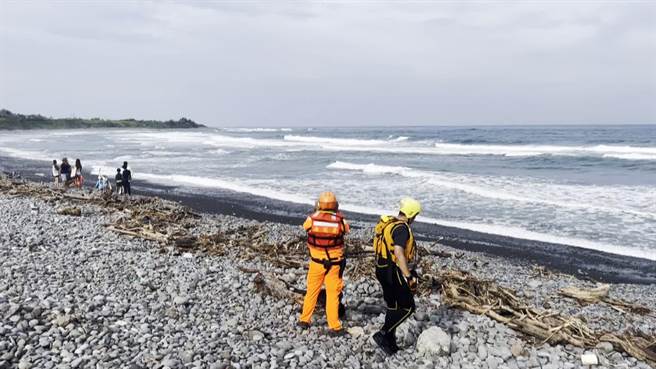 上周四卡努颱风期间，来自北部的40岁张姓男子于台东都兰海域遭大浪卷走，今上午传出噩耗，渔民在东河外海发现张男大体。（萧嘉蕙摄）
