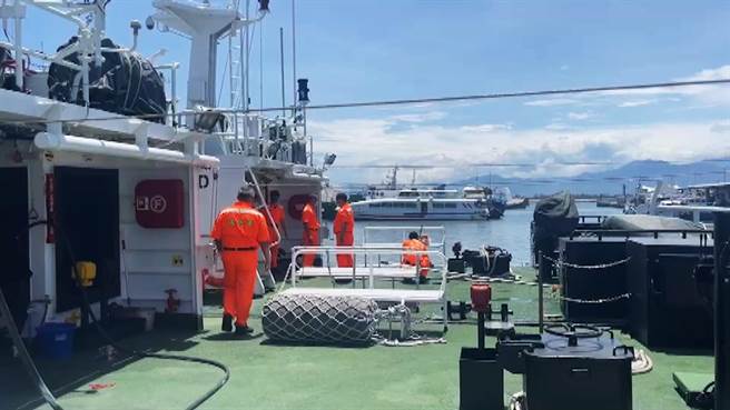 张姓男子溺水失踪长达4日，今上午证实罹难，大体随海流往北漂，经渔民通报台东海巡队，派艇打捞带回富冈渔港。（萧嘉蕙摄）