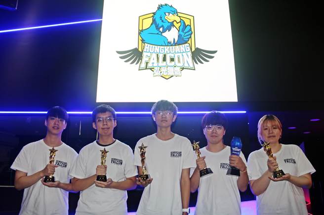 弘光科大校队「弘光猎鹰」G9 LoA 战队选手许瑞芳(右起)、宋英齐、简佑龙、刘宗翰、郭士瑜，获得《G9League of Aces》台湾六都王牌争霸战冠军。（陈淑娥摄）