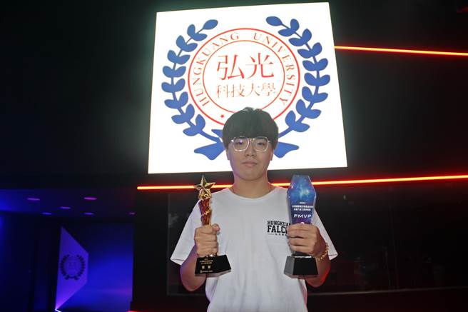 弘光科大宋英齐同学获得FMVP（总决赛最有价值选手奖）。（陈淑娥摄）