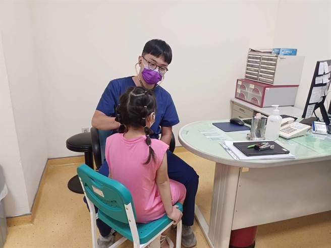 儿童医学部医师蔡维键帮女童看诊。（陈淑娥摄）